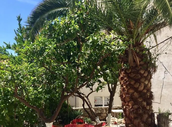 By The Sea 招待所