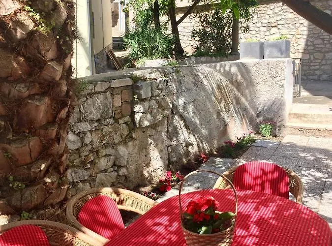 By The Sea 招待所