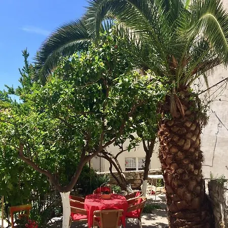 By The Sea بيت ضيافة