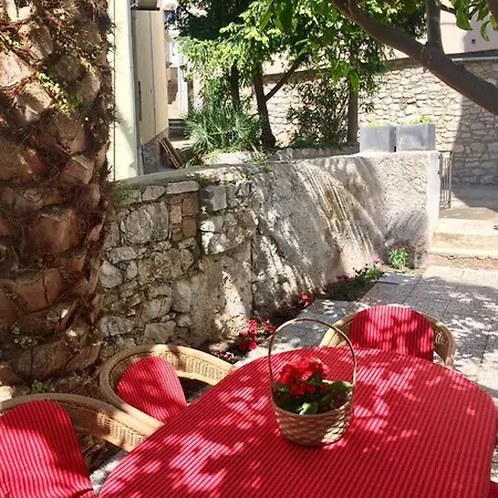 By The Sea بيت ضيافة